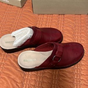 Clark’s cushion clogs, women’s size 6.5 dark red leather New